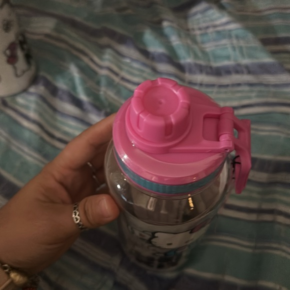 New hello kitty water bottle - Picture 4 of 6